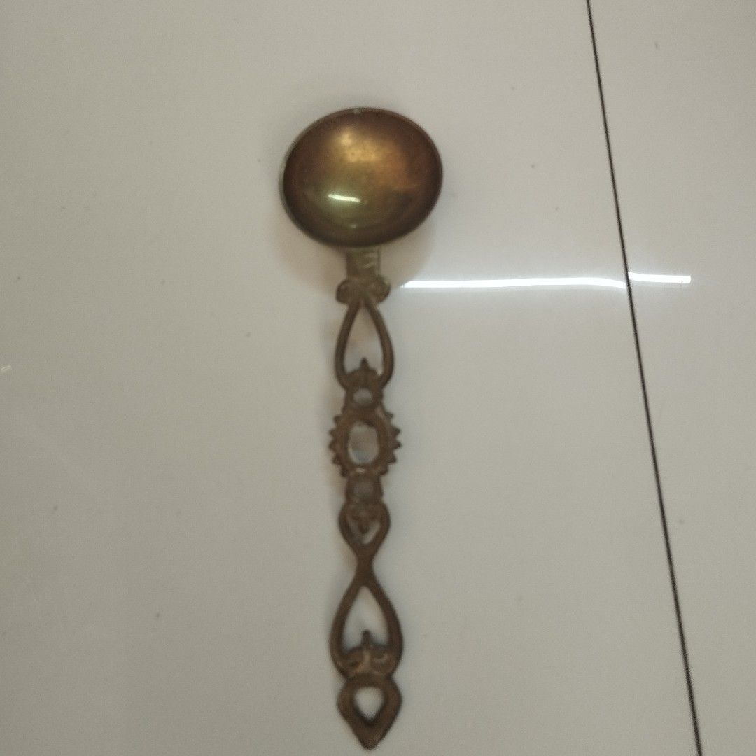 Vintage Brass Serving Spoon (Category: Dinnerware & Cutlery) located in Caloocan City. Submitted by chonadura91470 (Listing ID 1290892988, Image 1). Description: vintage brass serving spoon.