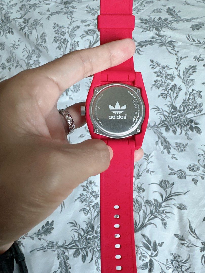 Watch (Category: Women's Watches) located in Singapore. Submitted by sitirose1234 (Listing ID 1290860682, Image 1). Description: To many watch.