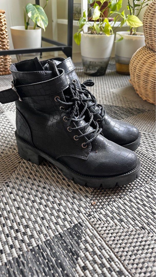 Fashionable Lace Up Chunky Heel Ankle Bootie