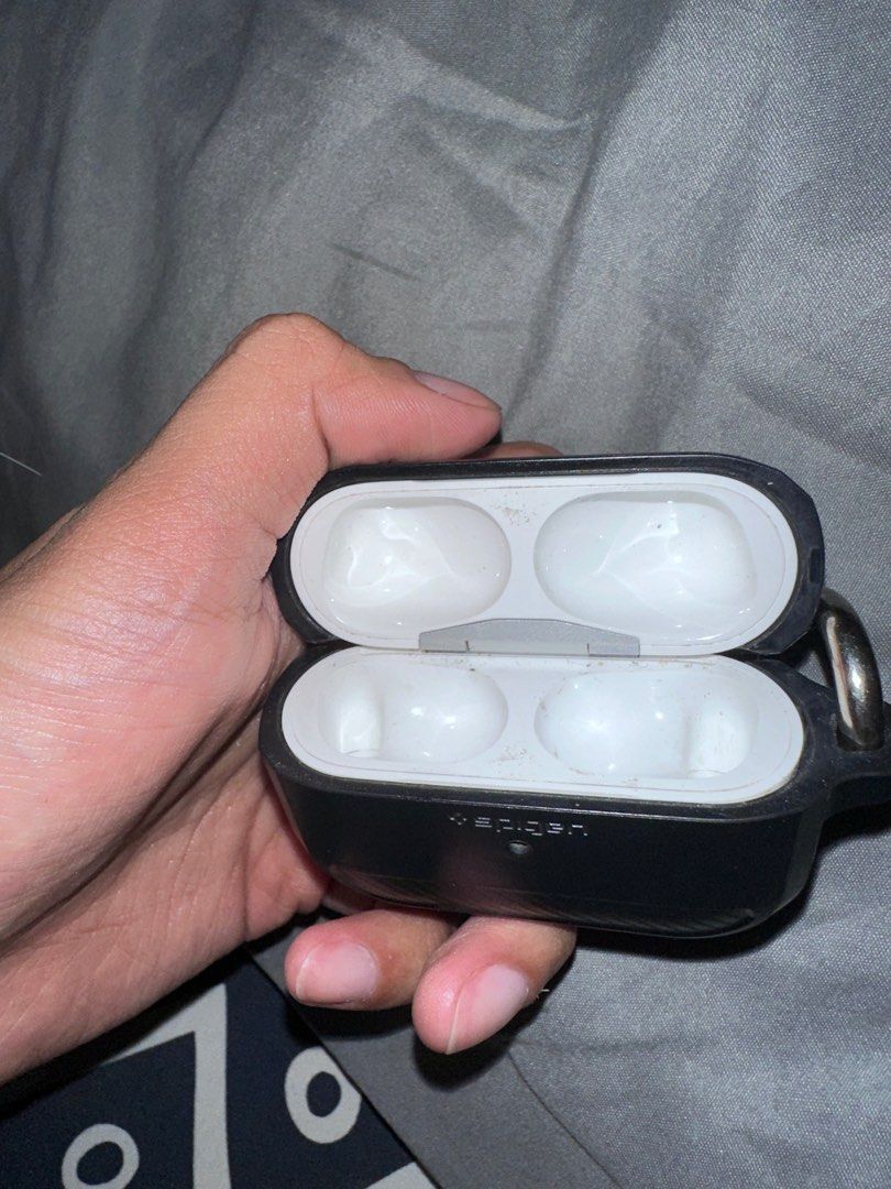 airpods pro gen 1 case (Category: Headphones & Headsets) located in Paranaque City. Submitted by yawkonapo (Listing ID 1295816378, Image 3). Description: FS apple airpods pro gen 1 case still in good condition only issue, sign of usage on the lid (natural for any airpods) 3.5k still negotiable if sure buyer still comes with the original box and ear tips ++ original spigen case worth 1450 😬 kaso protected so much yan 😉 *ps: actually kasama pa ac