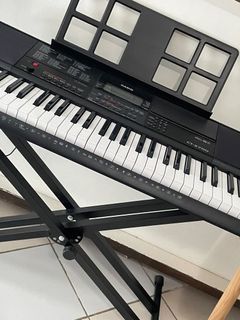 Casio CT-X700 with accessories!