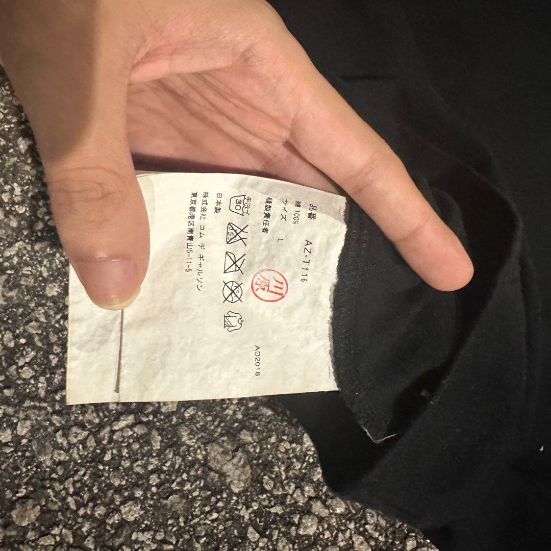 Cdg (Category: Tshirts & Polo Shirts) located in Pasir Mas. Submitted by smok.bundle (Listing ID 1295831776, Image 3). Description: Comme des Garçons Pit 20 labuh 27 Condition 9/10 Colour hitam pekat Single stitch atas bawah Print crack manja Harga boleh nego💯.