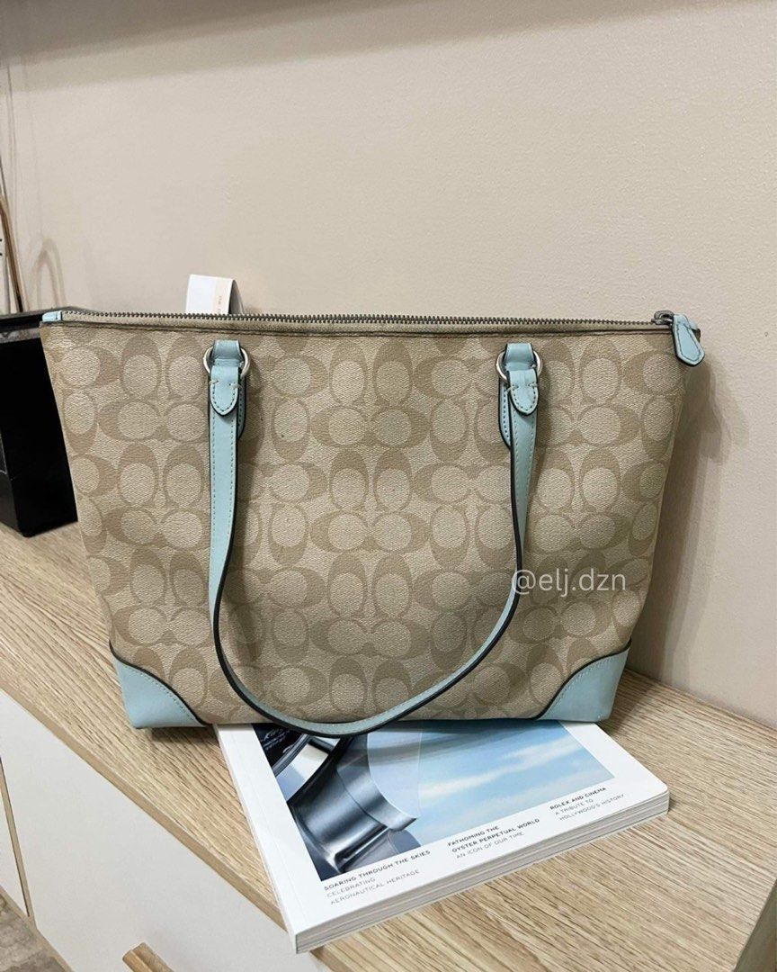 COACH SHOULDER BAG (Category: Shoulder Bags) located in Quezon City. Submitted by em.db (Listing ID 1295763598, Image 2). Description: PRELOVED COACH BAG with paper bag In used condition Quezon City 📍 Minor handle peeling. Needs cleaning if maselan. Pero pwede na gamitin as is. Cash on delivery Cash on pick-up Meet up QC West Triangle / Fairview.