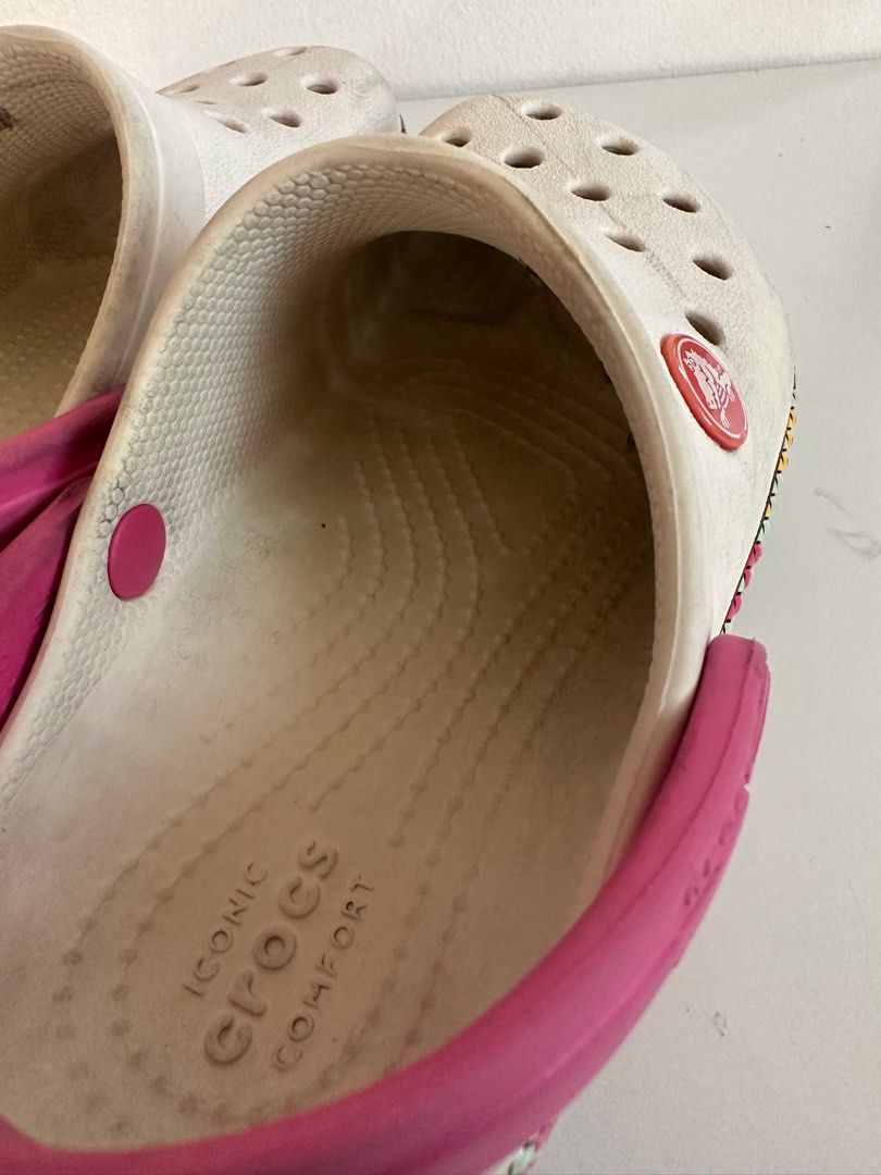Crocs white &pink for kids (Category: Babies & Kids Fashion) located in Quezon City. Submitted by ronb25 (Listing ID 1295781386, Image 2). Description: FREE crocs logo missing in left shoe.