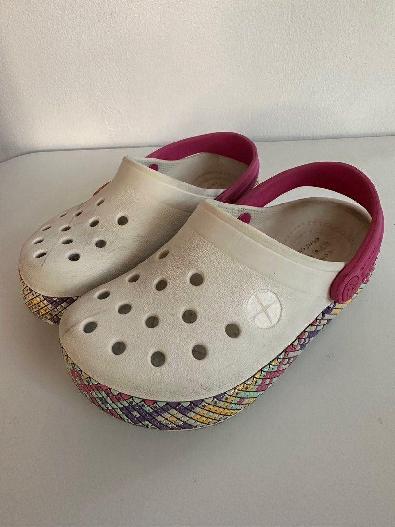 Crocs white &pink for kids (Category: Babies & Kids Fashion) located in Quezon City. Submitted by ronb25 (Listing ID 1295781386, Image 1). Description: FREE crocs logo missing in left shoe.