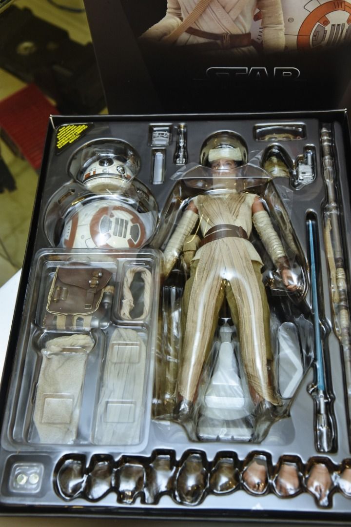 Hot Toys Rey & BB-8 (MMS337) (Category: Figurines & Statues) located in Mandaluyong City. Submitted by jrd_19 (Listing ID 1295817127, Image 3). Description: Hot Toys MMS337 Star Wars The Force Awakens Rey and BB-8 1:6 Scale Brand New.