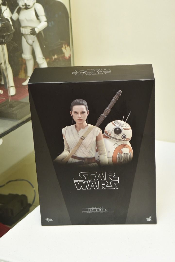 Hot Toys Rey & BB-8 (MMS337) (Category: Figurines & Statues) located in Mandaluyong City. Submitted by jrd_19 (Listing ID 1295817127, Image 1). Description: Hot Toys MMS337 Star Wars The Force Awakens Rey and BB-8 1:6 Scale Brand New.