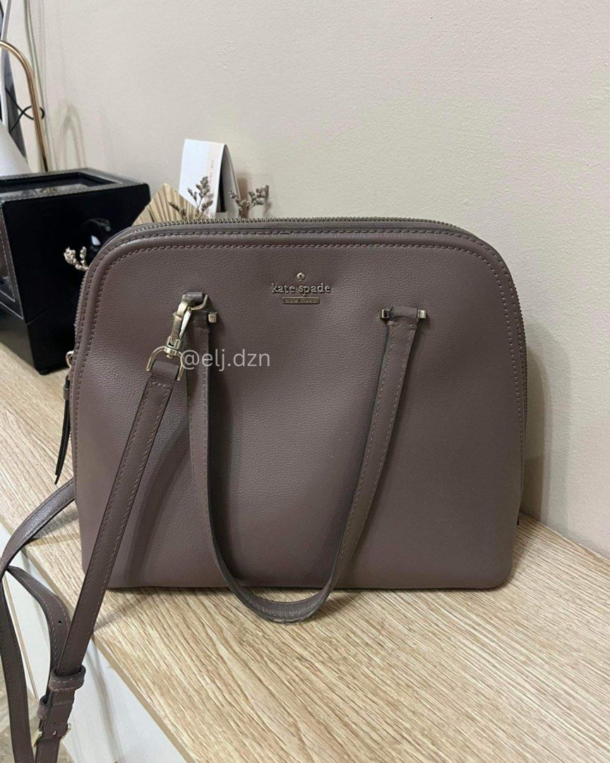 KATE SPADE (Category: Luxury Bags & Wallets) located in Quezon City. Submitted by em.db (Listing ID 1295762476, Image 1). Description: PRELOVED KATE SPADE BAG In used condition Quezon City 📍 No issue. Needs cleaning if maselan. Pero pwede na gamitin as is. Cash on delivery Cash on pick-up Meet up QC West Triangle / Fairview.
