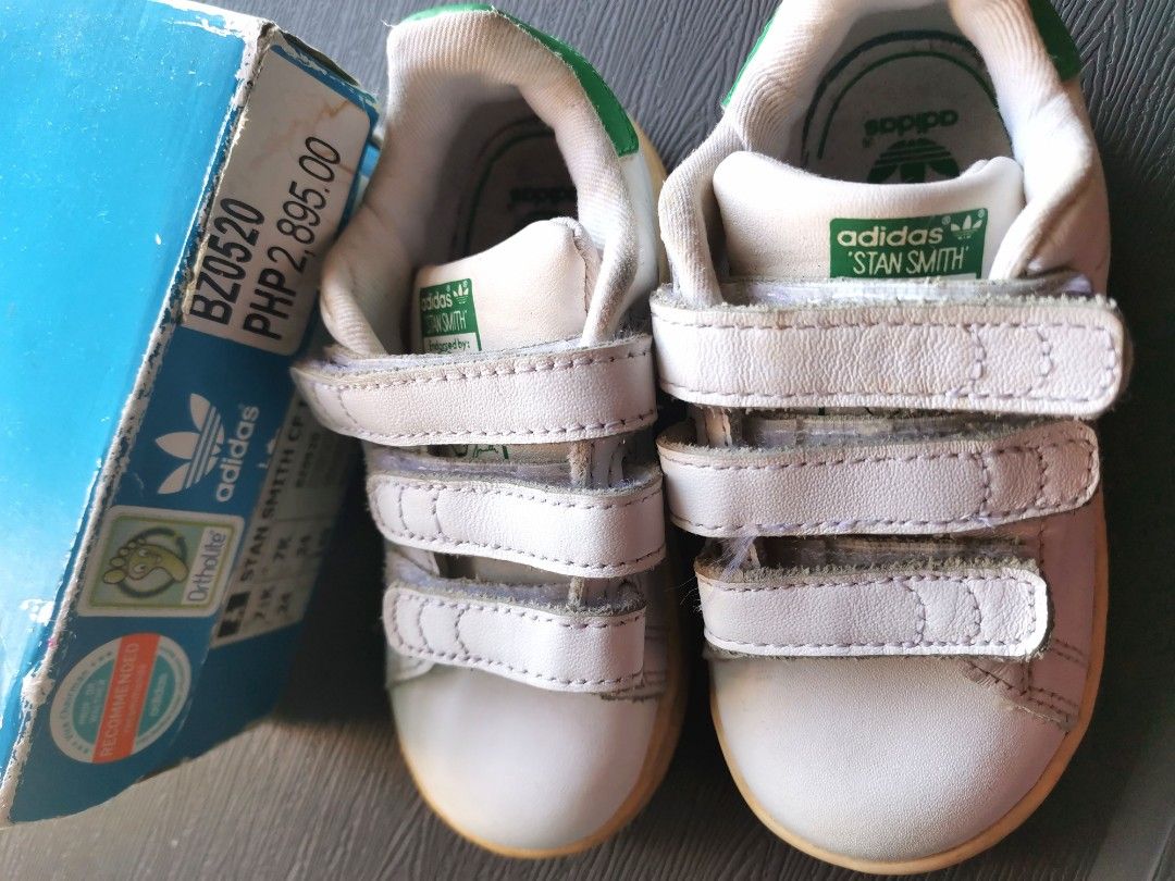 Stan Smith Shoes US 7.5K (Category: Babies & Kids Fashion) located in Pasig City. Submitted by dehoarding (Listing ID 1295768150, Image 1). Description: Yellow discoloration on the sole Size US7. 5k With box Authentic 14cm will fit 1-2 yo.