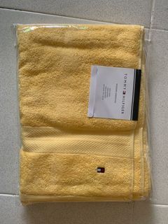 Tommy Hilfiger TH bath towel (brand new)