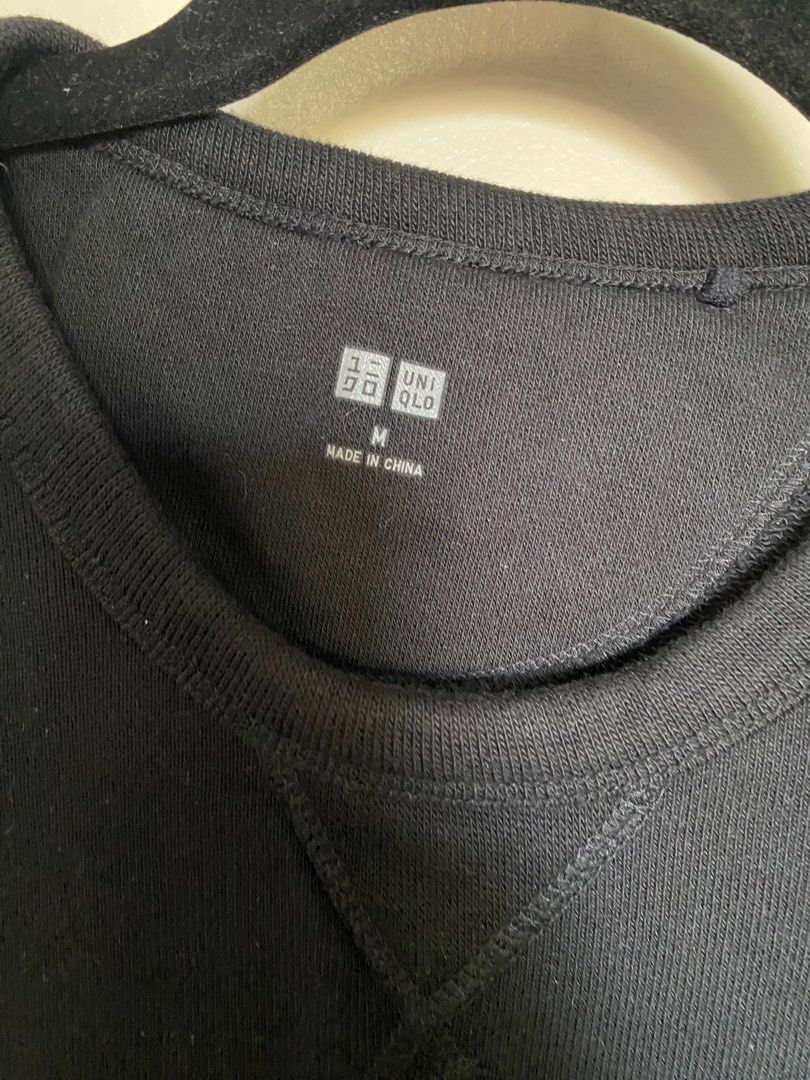 UNIQLO Longsleeve shirt (Category: Sleep and Loungewear) located in Pasig City. Submitted by lucky_m21 (Listing ID 1295792442, Image 3). Description: Size: Medium.