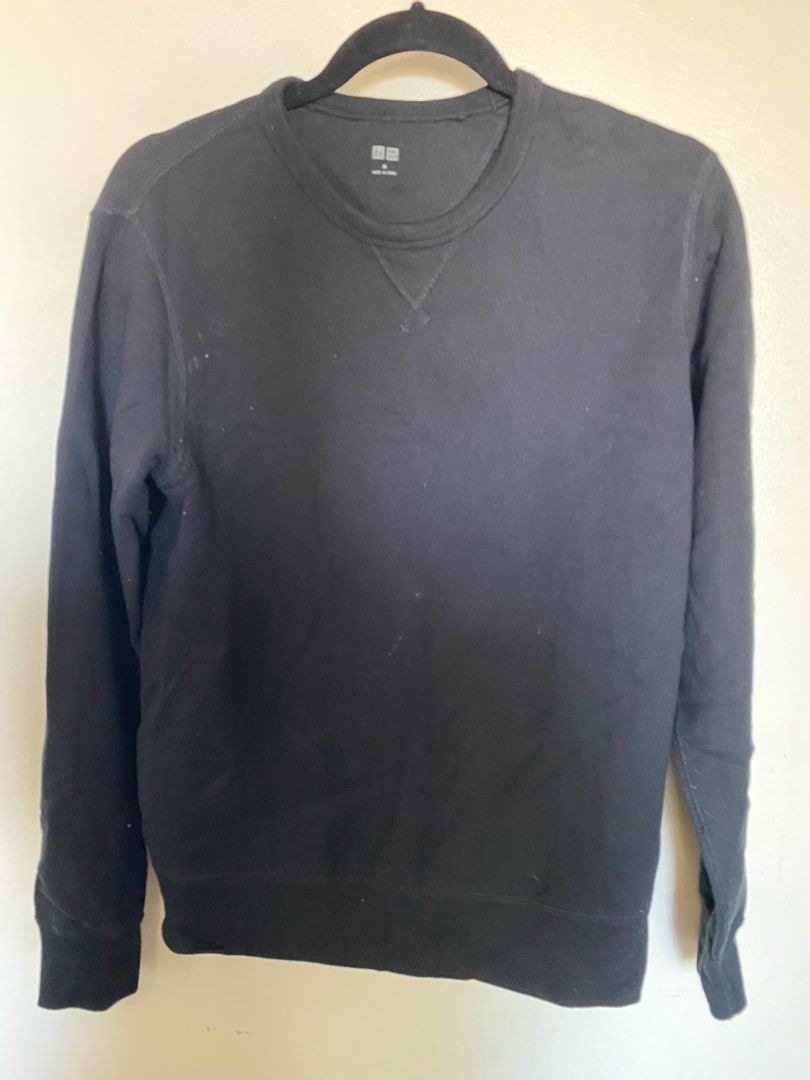 UNIQLO Longsleeve shirt (Category: Sleep and Loungewear) located in Pasig City. Submitted by lucky_m21 (Listing ID 1295792442, Image 2). Description: Size: Medium.