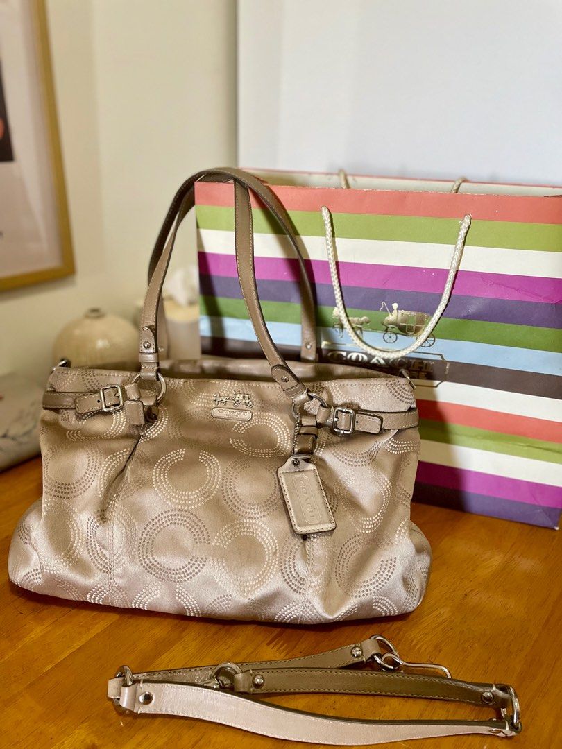 Vintage Coach Tote Bag (Category: Luxury Bags & Wallets) located in Paranaque City. Submitted by itschrissey (Listing ID 1295719997, Image 2). Description: Personally owned, original vintage Coach shoulder / hand bag. Just needs to be cleaned and will be great to carry around. This Coach bag has no tears nor snags, it just needs cleaning. Includes original dust bag and Coach paper bag.