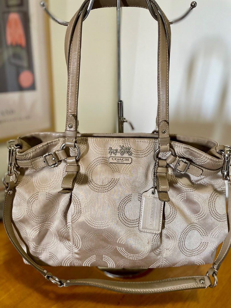 Vintage Coach Tote Bag (Category: Luxury Bags & Wallets) located in Paranaque City. Submitted by itschrissey (Listing ID 1295719997, Image 3). Description: Personally owned, original vintage Coach shoulder / hand bag. Just needs to be cleaned and will be great to carry around. This Coach bag has no tears nor snags, it just needs cleaning. Includes original dust bag and Coach paper bag.