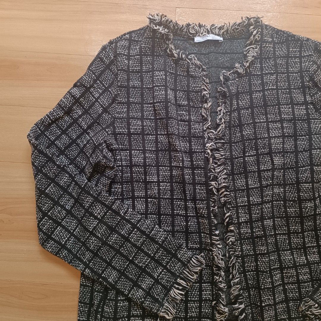 Zara Black Checkered Long Casual Coat (Category: Coats, Jackets and Outerwear) located in Lapu Lapu. Submitted by am.thingspreloved (Listing ID 1295699805, Image 3). Description: .