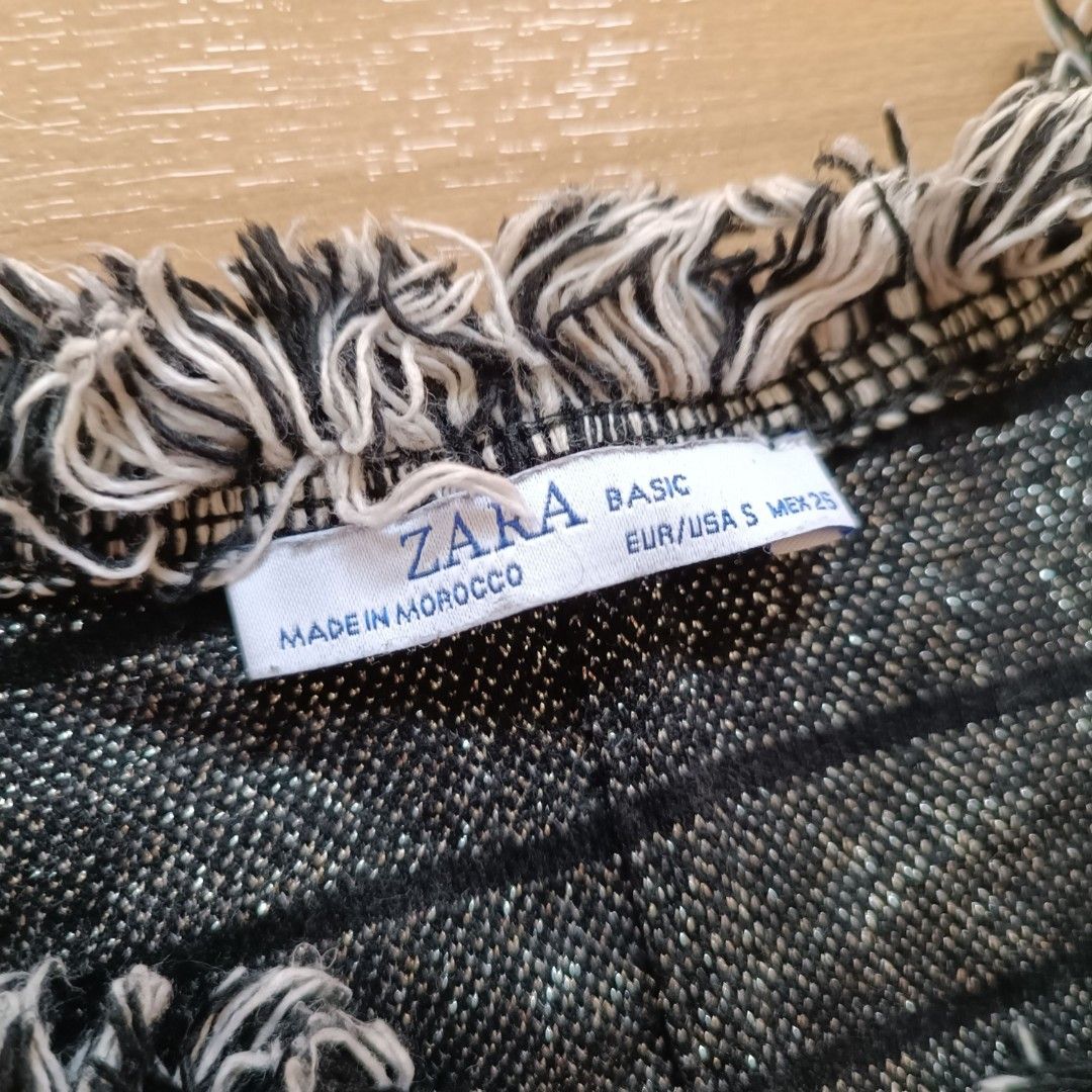 Zara Black Checkered Long Casual Coat (Category: Coats, Jackets and Outerwear) located in Lapu Lapu. Submitted by am.thingspreloved (Listing ID 1295699805, Image 2). Description: .