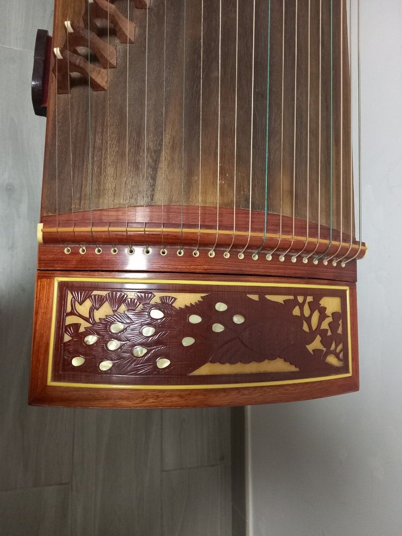 古箏 （分類：樂器）位於 Hong Kong。 由 iiirenetse 提交（商品編號 1295911711，圖片 3）。簡介： 21弦,長163cm寬34cm 腳架連筝套。。