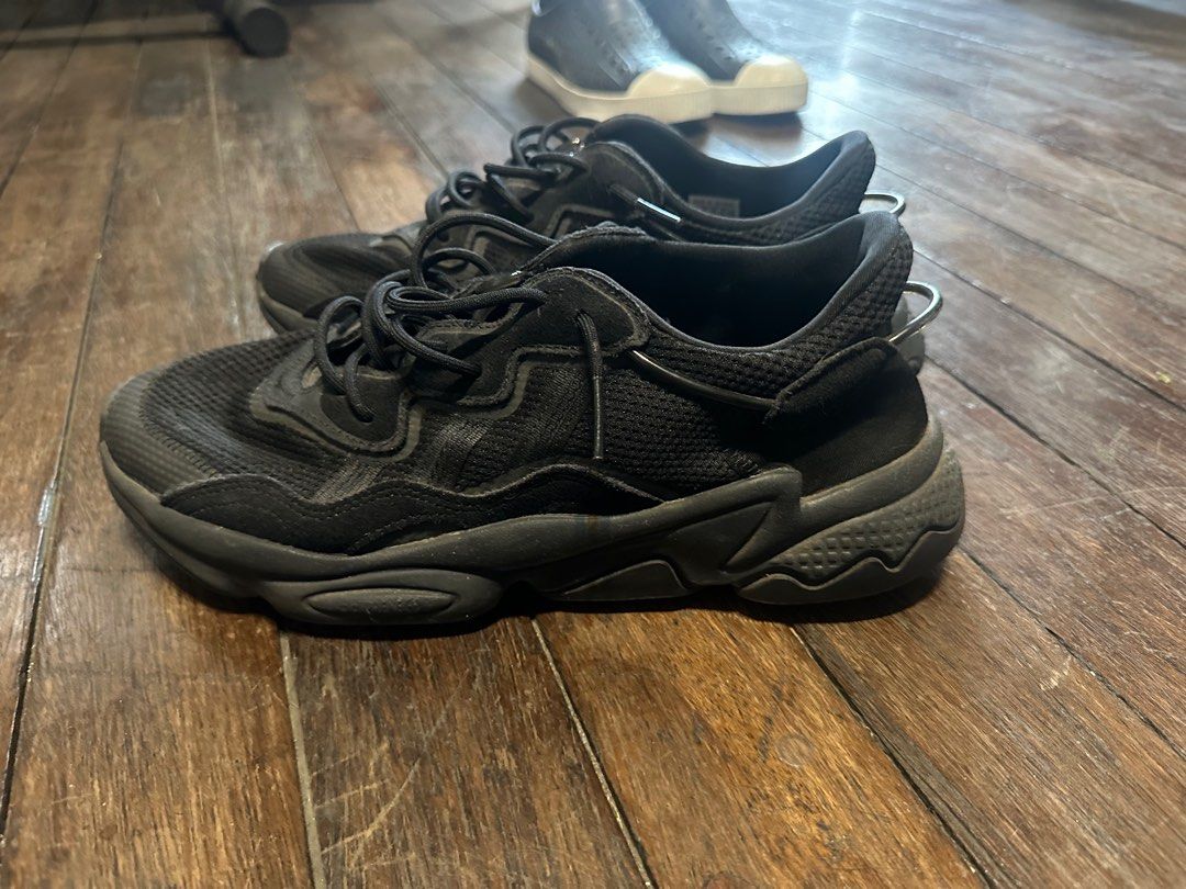 Adidas Ozweego black M11 (Category: Casual Shoes) located in Munoz. Submitted by jaizer (Listing ID 1295885061, Image 3). Description: -lightly used, natambakan, may bagong sapatos and original, bought from sm north edsa price: 3500 loc: south caloocan/sm monumento/sm center sangandaan.