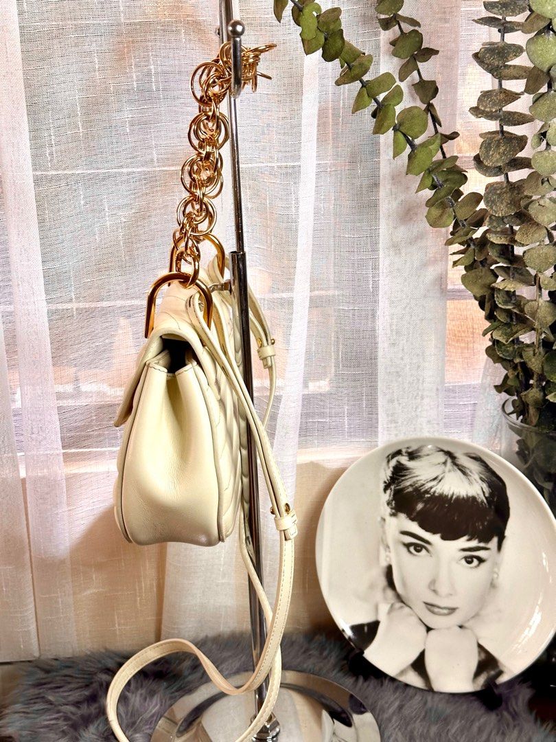 AUTHENTIC CHLOE DREW 2 sling / shoulder bag (Category: Luxury Bags & Wallets) located in Paranaque City. Submitted by canibyours (Listing ID 1295882875, Image 3). Description: Authentic Chloe Drew 2 Sling / shoulder Bag Comes with dust bag. Rank A (9/10) Please send me a message if interested. We can do meet ups (Parañaque) or I can shit it via LBC. .