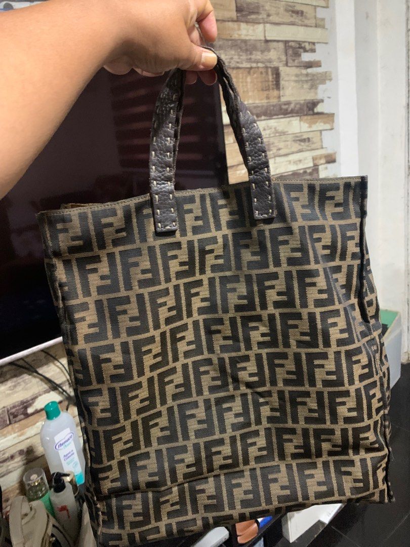 Fendi Selleria (Category: Luxury Bags & Wallets) located in Caloocan City. Submitted by curleylux (Listing ID 1295927277, Image 1). Description: Original fendi selleria Normal signs of use at the inner part of the bag.