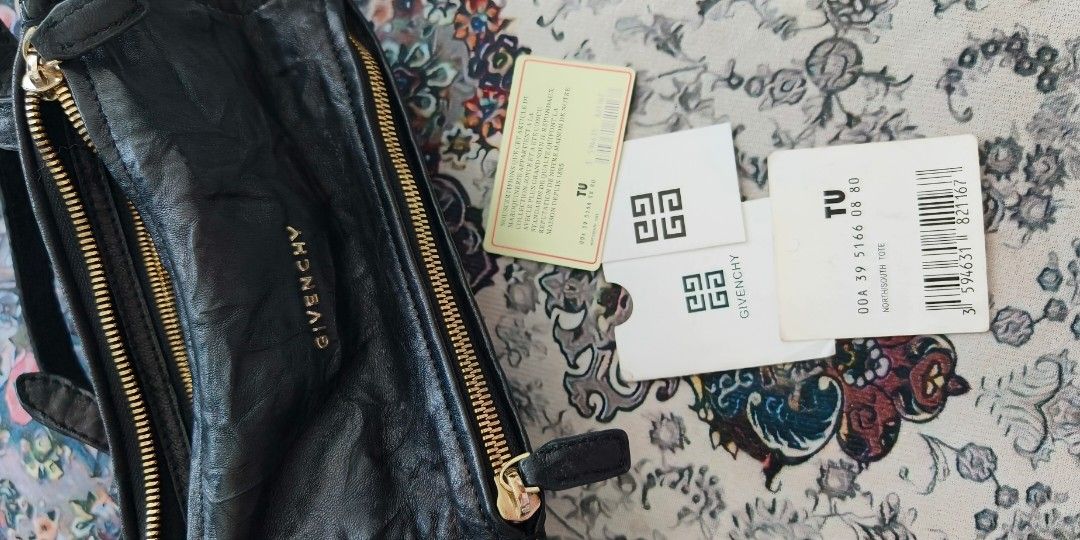 Givency mini Pandora (Category: Luxury Bags & Wallets) located in Calamba. Submitted by olxph_117192614 (Listing ID 1295895532, Image 3). Description: givenchy mini pandora like new no rubs. super ganda sa personal.