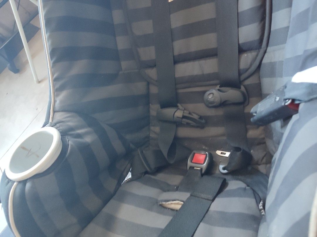Graco Convertible 8 Position Car seat (Category: Car Seats) located in Pasig City. Submitted by yangstunnatcg (Listing ID 1295877498, Image 2). Description: Graco Convertible 8 Position RFS: Declutter Condition: 10/10 (needs cleaning due to dust).