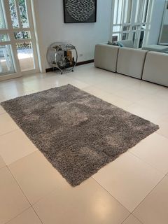 Grey shaggy style carpet