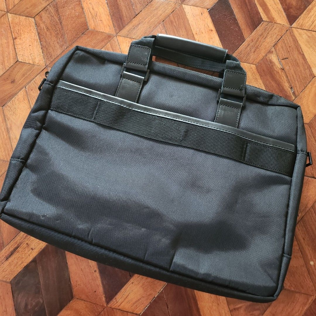HP laptop bag (Category: Laptop Bags & Sleeves) located in Makati City. Submitted by mymyyuki.27 (Listing ID 1295924871, Image 2). Description: HP laptop bag heavy duty with sling never used good condition declutter sale.