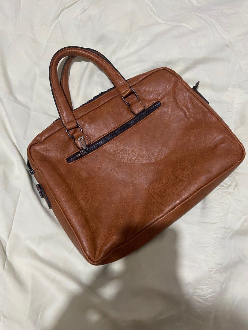 Jeep Brown Leather Laptop Bag / Case / Suitcase (Category: Briefcases) located in Cavite. Submitted by ellieschoice (Listing ID 1296026800, Image 2). Description: Fits 14-16” laptop.