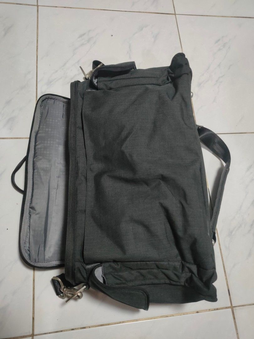 Jujube XY Clone Carbon Diaper Bag (Category: Diaper Bags & Wetbags) located in Makati City. Submitted by mlavadia (Listing ID 1296035775, Image 3). Description: Bought this from Carousell also. The previous owner have not used it. I only used this one for a few times because i prefer backpacks as a diaper bag..