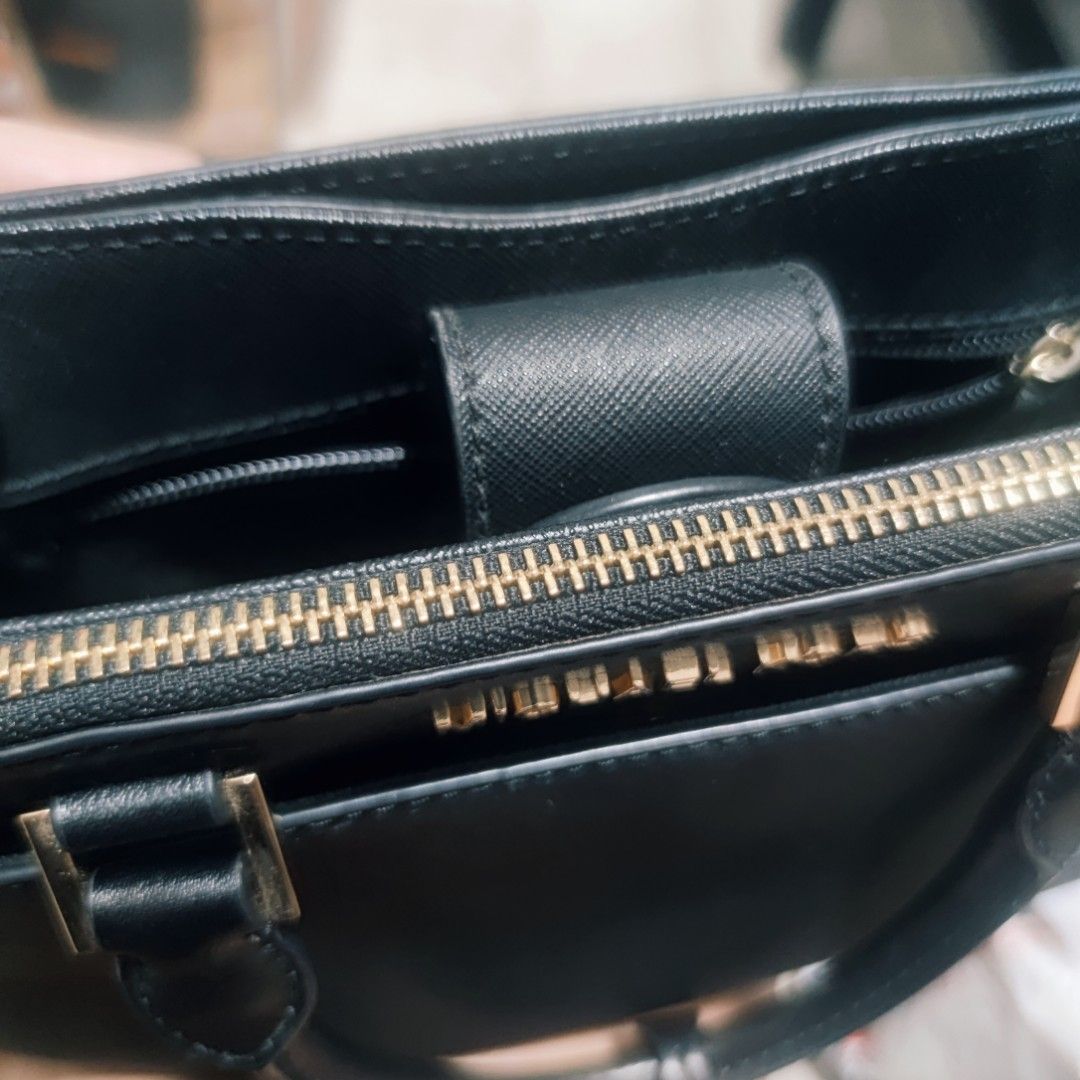 Michael Korrs Satchel Hand bag ORIGINAL (Category: Luxury Bags & Wallets) located in San Juan City. Submitted by blesi (Listing ID 1296037072, Image 2). Description: Made of Sapiano Leather Size 9.5" x 7.5" x 3.5" Authentic from Japan strap not available.