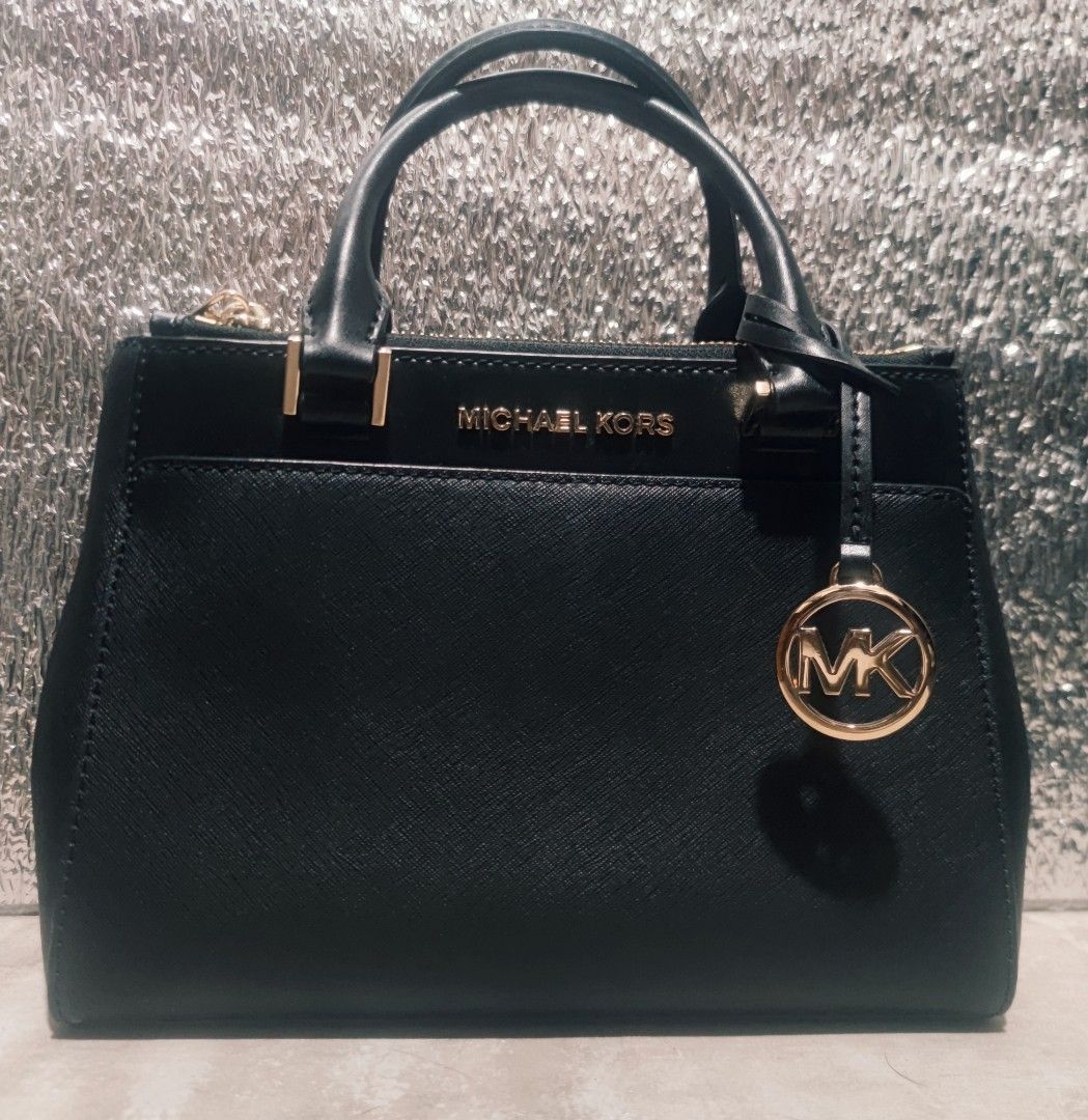 Michael Korrs Satchel Hand bag ORIGINAL (Category: Luxury Bags & Wallets) located in San Juan City. Submitted by blesi (Listing ID 1296037072, Image 1). Description: Made of Sapiano Leather Size 9.5" x 7.5" x 3.5" Authentic from Japan strap not available.