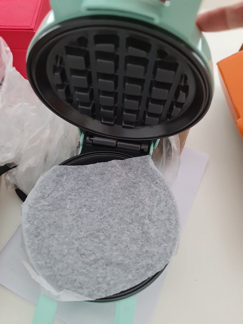 Mini Waffle maker (Category: Other Kitchen Appliances) located in Singapore. Submitted by mich777 (Listing ID 1295960296, Image 3). Description: v cute and adorable mini waffle maker. note the plug needs an extension plug 🔌 for 3 pin.