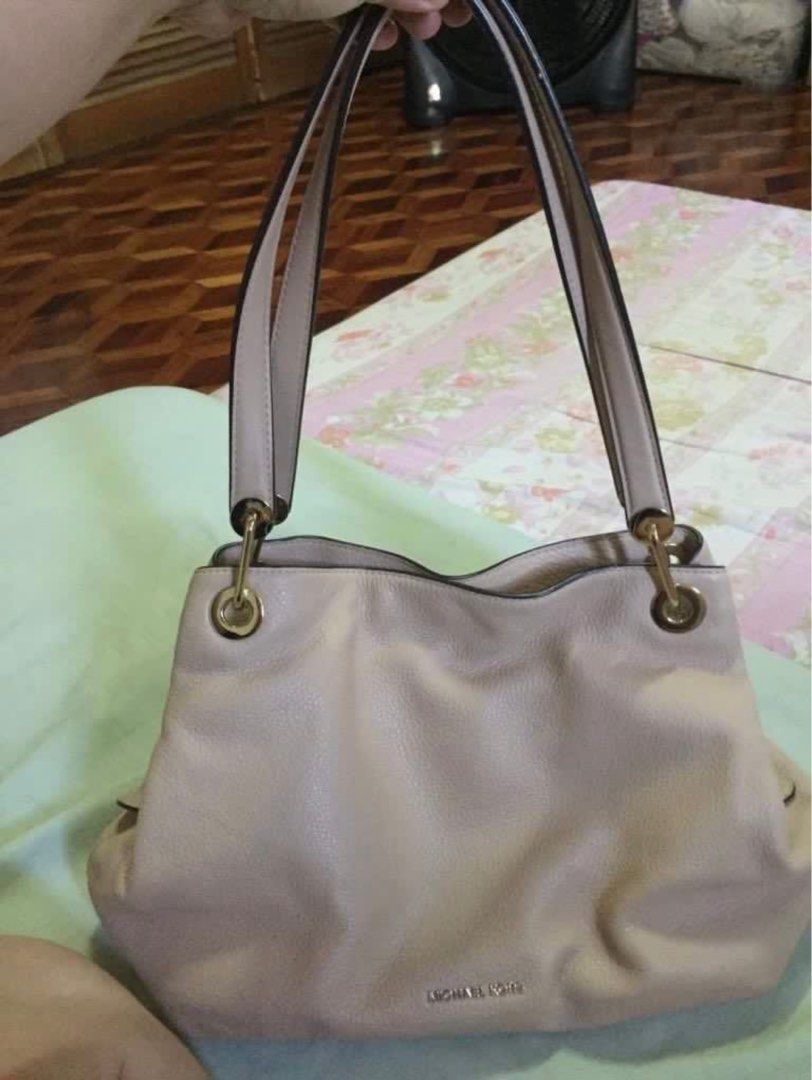 Original Michael Kors Raven (Category: Luxury Bags & Wallets) located in Trinidad. Submitted by _cherrymaed (Listing ID 1296009372, Image 2). Description: .