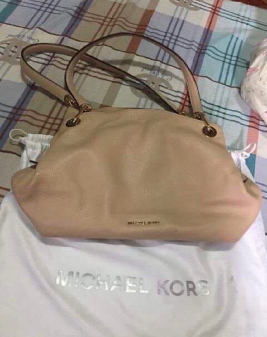 Original Michael Kors Raven (Category: Luxury Bags & Wallets) located in Trinidad. Submitted by _cherrymaed (Listing ID 1296009372, Image 1). Description: .