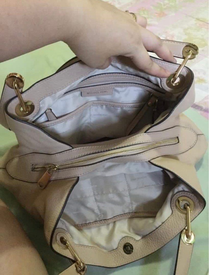 Original Michael Kors Raven (Category: Luxury Bags & Wallets) located in Trinidad. Submitted by _cherrymaed (Listing ID 1296009372, Image 3). Description: .