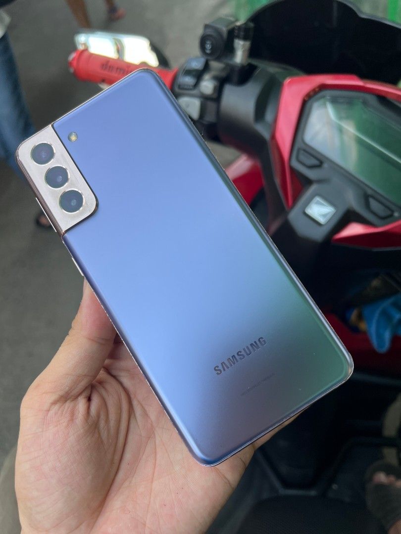 Samsung S21 plus (Category: Samsung) located in Quezon City. Submitted by mubrogadgets (Listing ID 1296048364, Image 2). Description: SAMSUNG S21 PLUS 5G rush selling 1 line issue only ₱6800 open for COD in luzon,visayas and mindanao 👉super good for gaming and camera 👉high quality display 👉no amoled burn issue 👉super smooth sa gaming 👉pm me for more details 👉5g network connection👌🌐 PROCESSOR🎮 -RAM: 8GB -ROM: 256GB -Exynos 2100 -8 Cores (