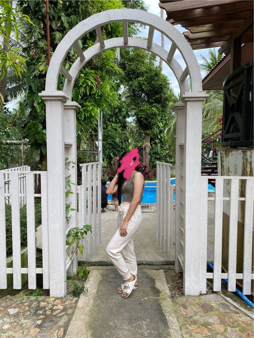 Uniqlo Jogger Pants in Beige (Category: Other Bottoms) located in Pasay City. Submitted by sementhaa (Listing ID 1295917825, Image 2). Description: .