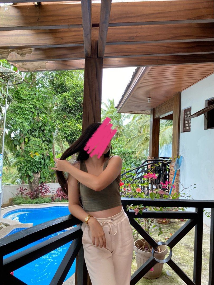 Uniqlo Jogger Pants in Beige (Category: Other Bottoms) located in Pasay City. Submitted by sementhaa (Listing ID 1295917825, Image 3). Description: .