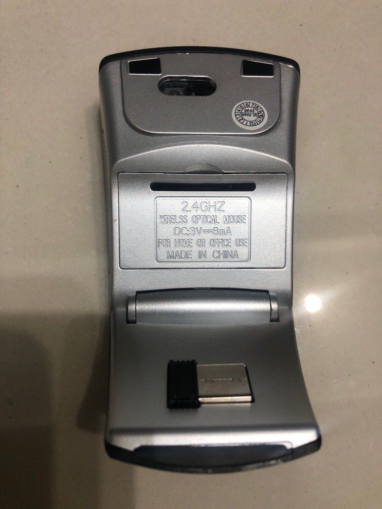 Wireless Optical Mouse (Category: Mouse & Mousepads) located in Singapore. Submitted by roanntrading (Listing ID 1295980049, Image 2). Description: Brand new in box 2.4GHZ wireless optical mouse Compact, light and handy Received as a gift .