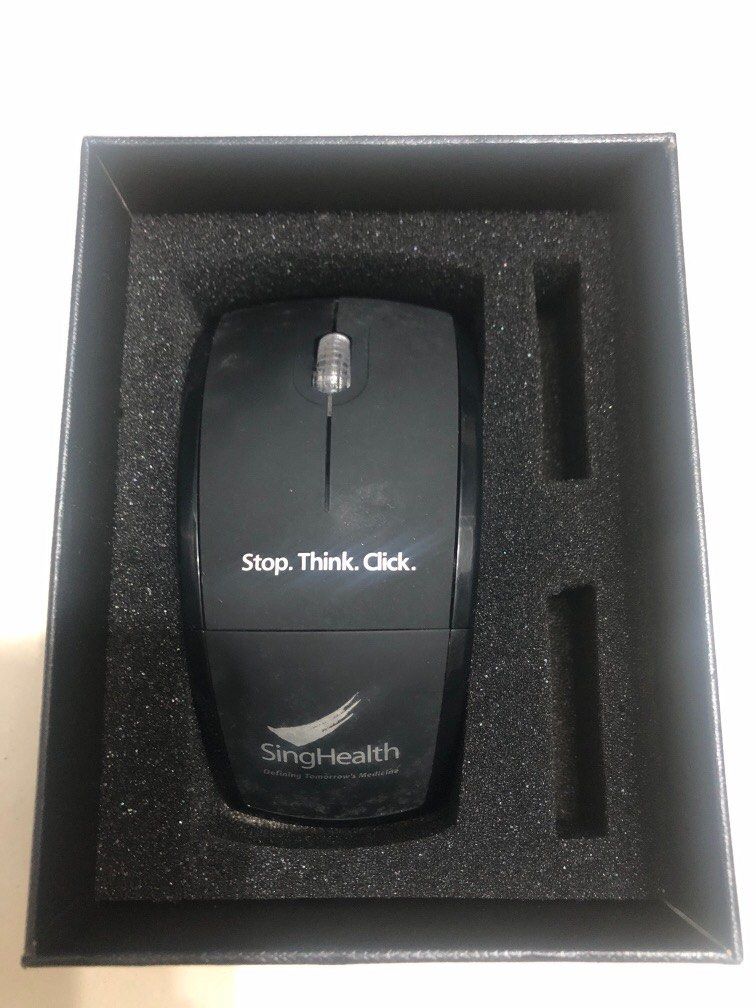 Wireless Optical Mouse (Category: Mouse & Mousepads) located in Singapore. Submitted by roanntrading (Listing ID 1295980049, Image 1). Description: Brand new in box 2.4GHZ wireless optical mouse Compact, light and handy Received as a gift .