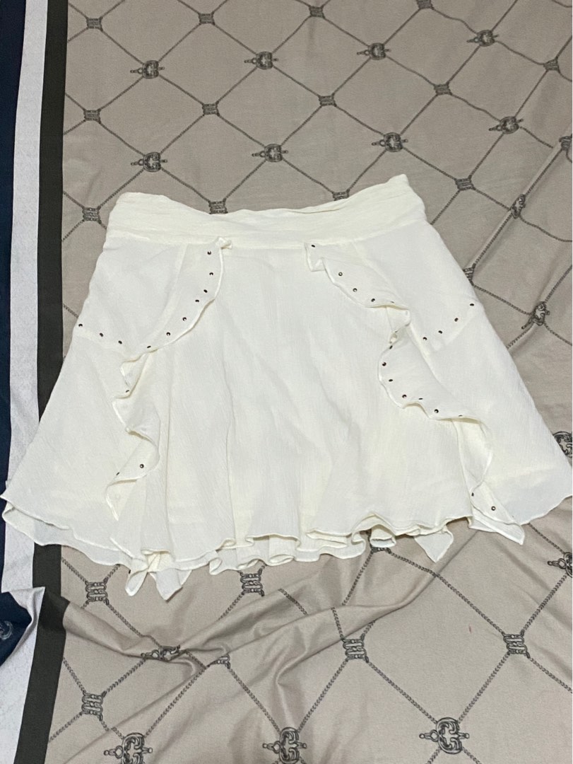 Zara flowy miniskirt skirt Women s Fashion Bottoms Skirts on Carousell