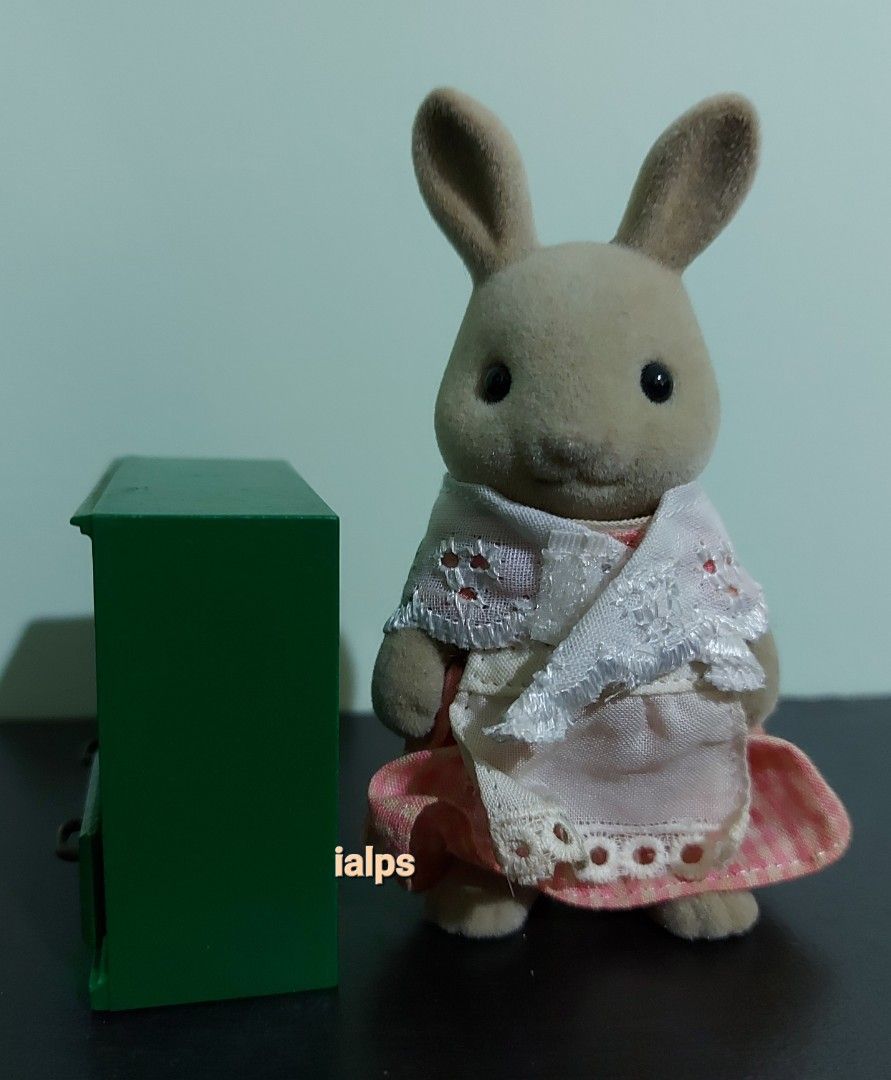 1987 Sylvanian Families Book Case (Category: Children's Books) located in Angono. Submitted by lpsflover (Listing ID 1291004306, Image 3). Description: In good condition but manage your expectations on used items. No paint nicks anywhere. Payment via BPI/BDO. Shipping via Lalamove..