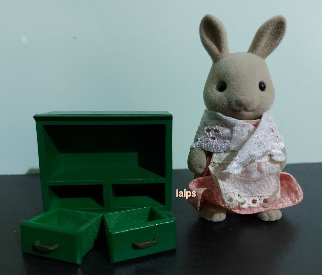 1987 Sylvanian Families Book Case (Category: Children's Books) located in Angono. Submitted by lpsflover (Listing ID 1291004306, Image 2). Description: In good condition but manage your expectations on used items. No paint nicks anywhere. Payment via BPI/BDO. Shipping via Lalamove..