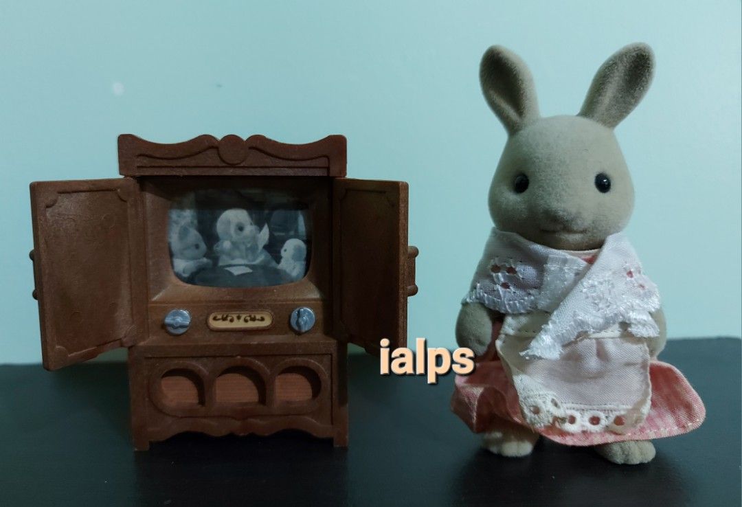 1991 Sylvanian Families Vintage Television Set (Category: Vintage Collectibles) located in Angono. Submitted by lpsflover (Listing ID 1291003590, Image 1). Description: Hard to find. In good condition but manage your expectations on used items. Payment via BPI/BDO. Shipping via Lalamove..