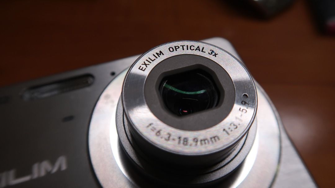 金屬銀 Casio Exilim Zoom EXZ77 相機 CCD數位相機 老相機 懷舊 早期 冷白皮 小紅書, 相機攝影, 相機在旋轉拍賣
