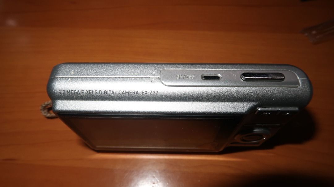 金屬銀 Casio Exilim Zoom EXZ77 相機 CCD數位相機 老相機 懷舊 早期 冷白皮 小紅書, 相機攝影, 相機在旋轉拍賣