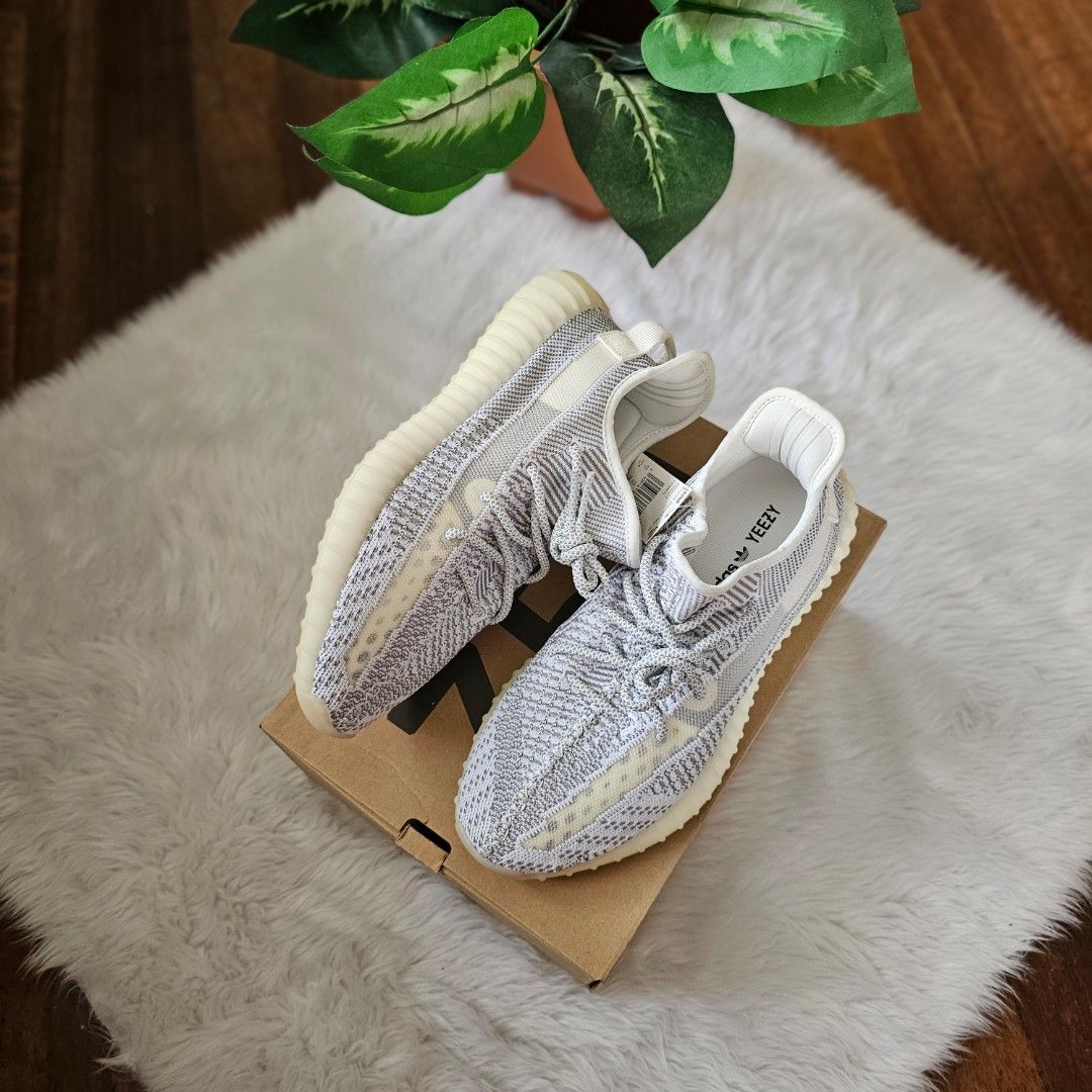 YEEZY Boost 350 V2 Static (Non-Reflective), Men's Fashion, Footwear,  Sneakers on Carousell
