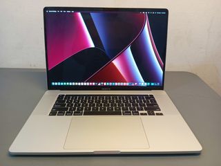 APPLE🍎🍎: ( MACBOOK PRO A2141 Late 2019 
➡️KEYBOARD BACKLIT
➡️WITH TOUCH BAR
➡️GOOD FOR GAMING / PHOTO AND VIDEO EDITING

✅️APPS & MICROSOFT OFFICE INSTALLED
✅️READY TO USED
✅️MAC OS SONOMA 14.0

📌Specifications:
🔹️INTEL CORE i7-9750H 2.60GHZ  9TH GEN