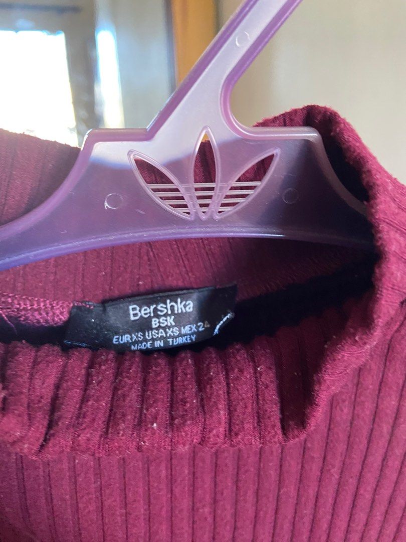 Bershka Maroon Ribbed Turtleneck (Category: Blouses) located in Marikina City. Submitted by beinginspace (Listing ID 1291055232, Image 3). Description: .